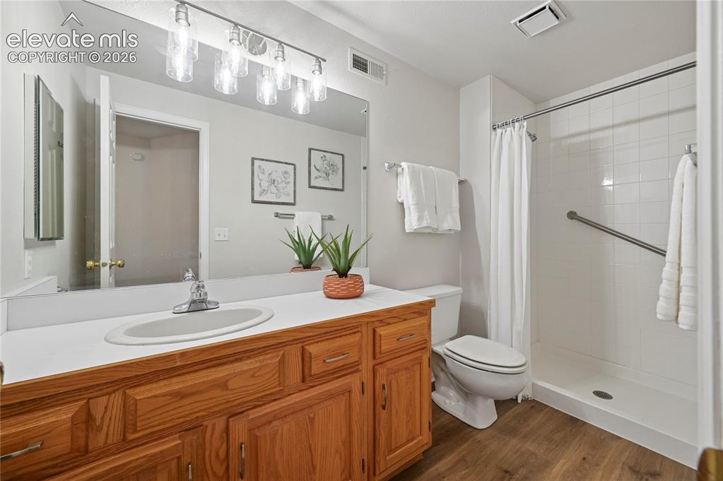 Image 40 of 48: Bathroom
