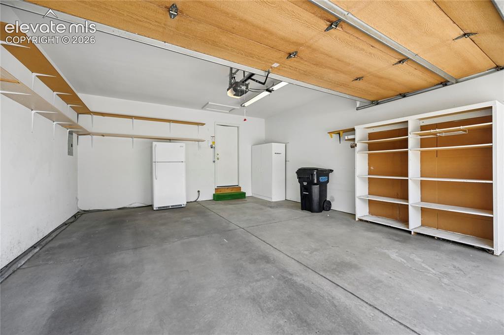 Image 44 of 48: Garage