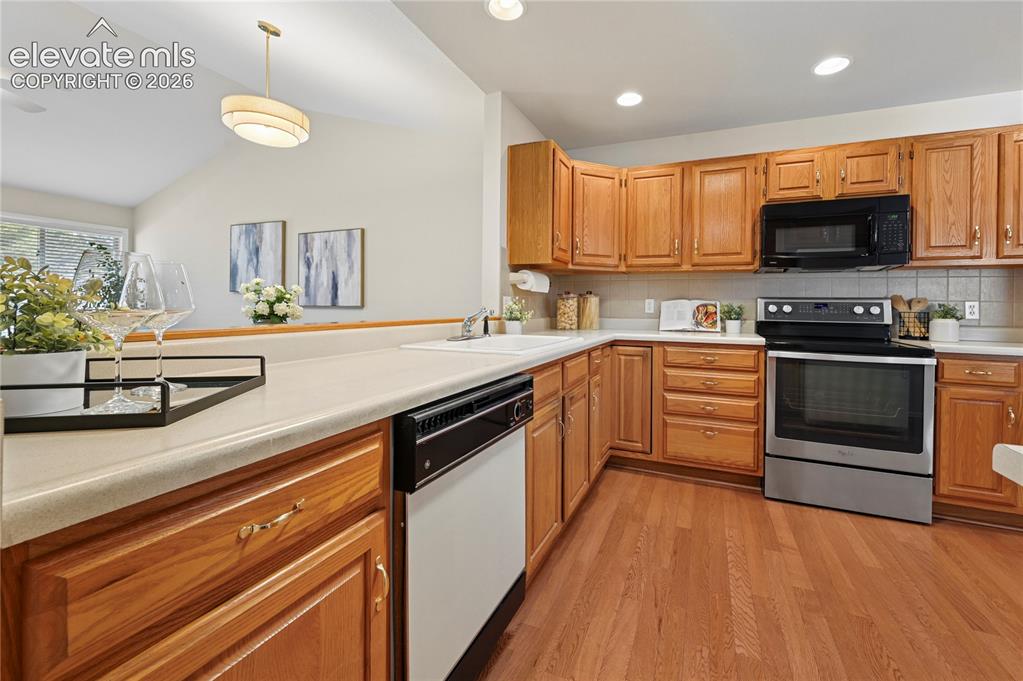 Image 9 of 48: Kitchen