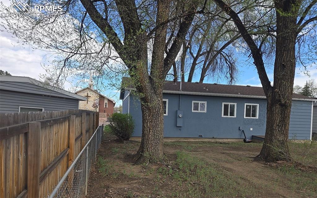 Image 5 of 12: Back of Structure