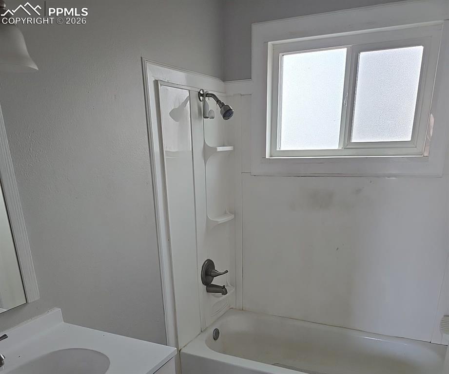 Image 8 of 12: Laundry