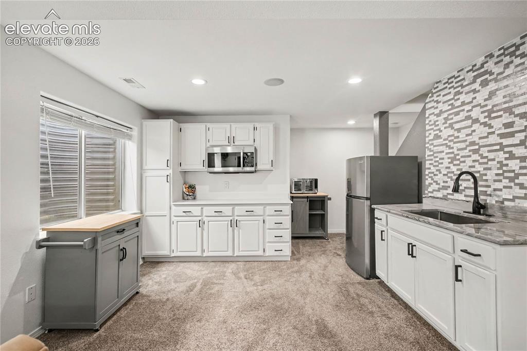 Image 18 of 26: Kitchen