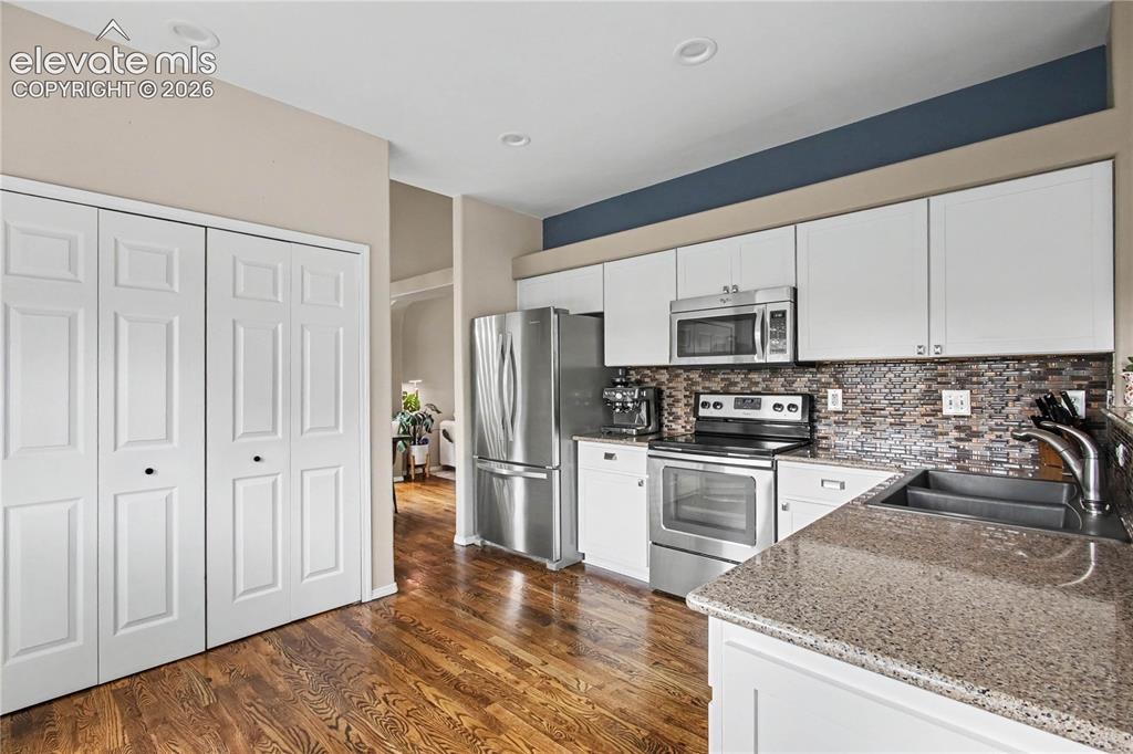 Image 6 of 26: Kitchen