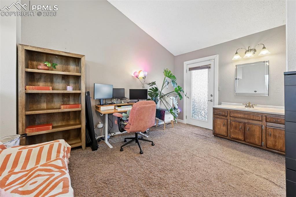 Image 14 of 31: Upper bedroom/loft