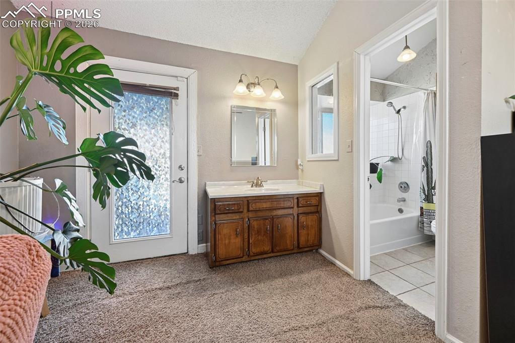 Image 16 of 31: Bathroom