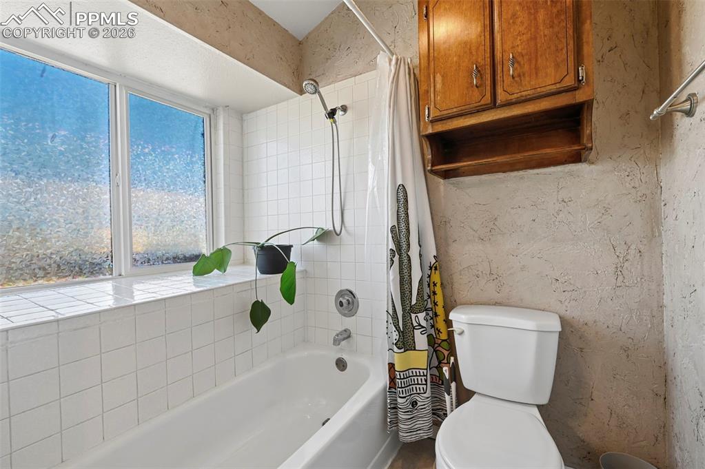 Image 17 of 31: Bathroom