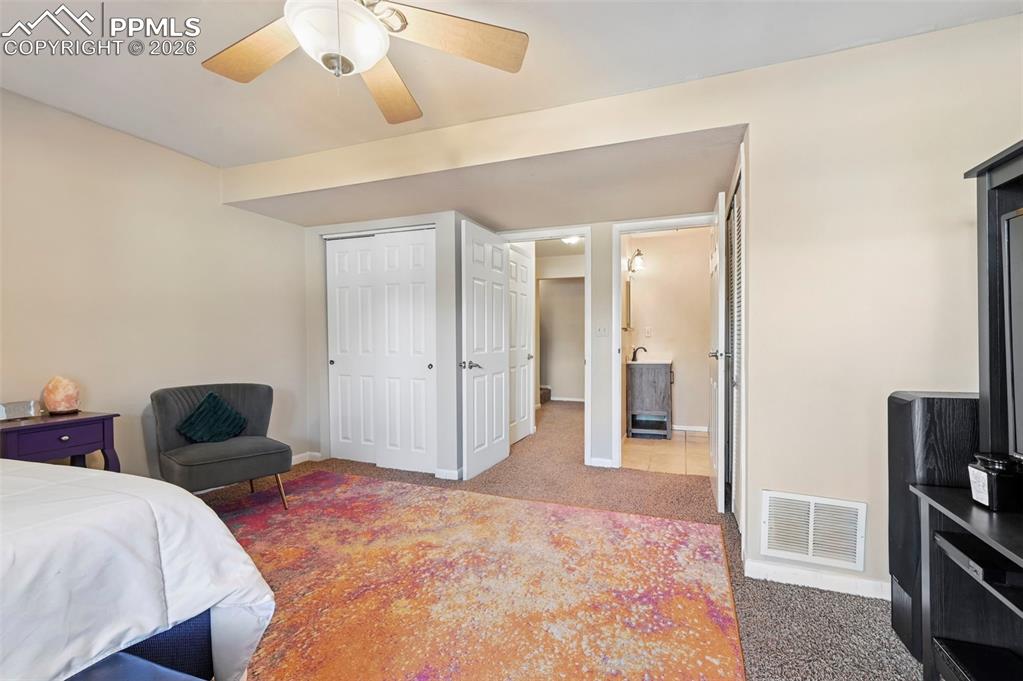 Image 21 of 31: Bedroom