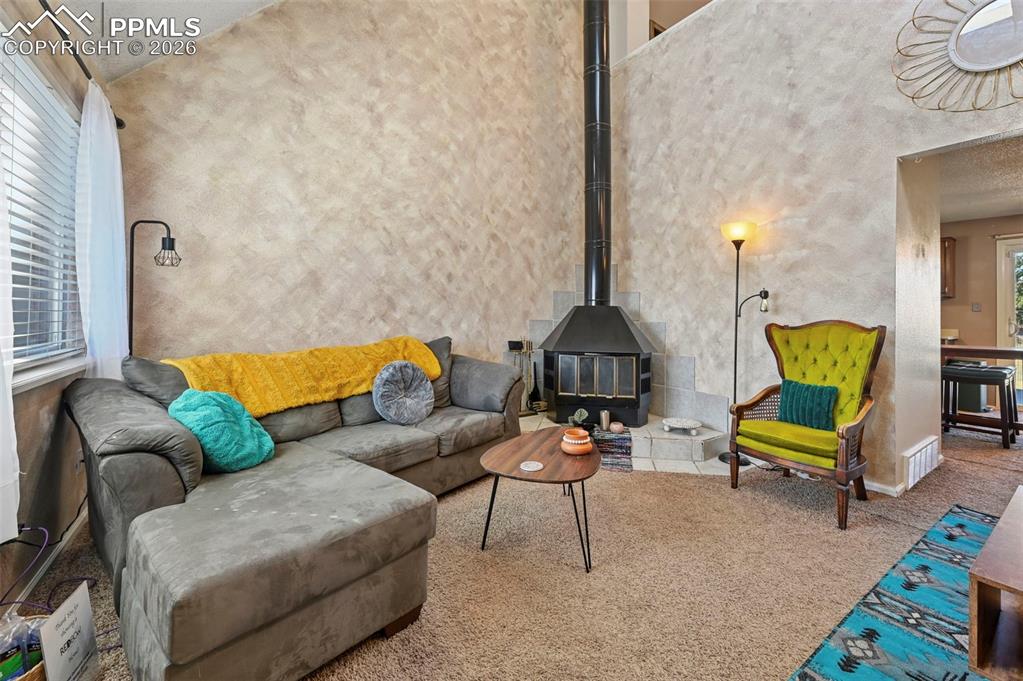 Image 4 of 31: Living Room