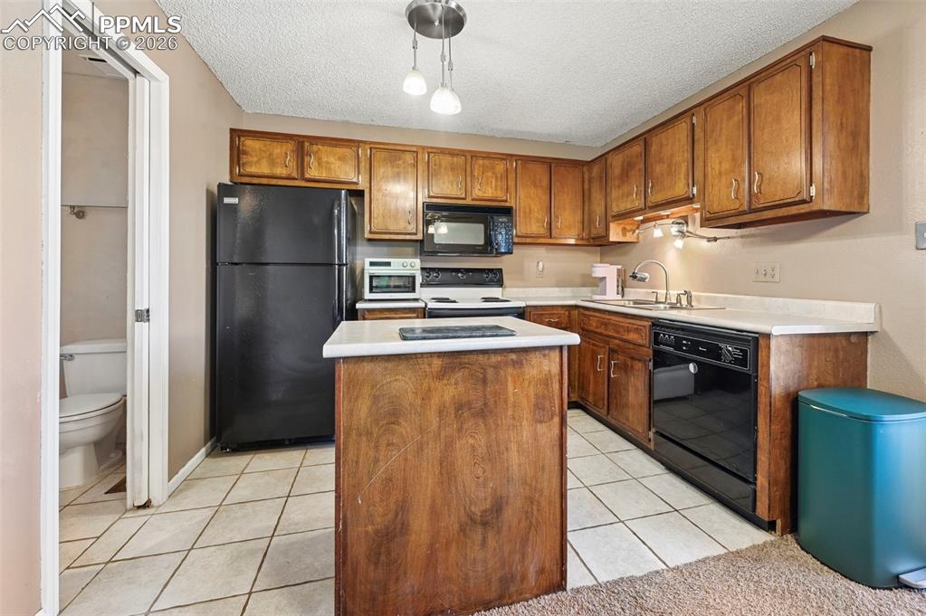 Image 8 of 31: Kitchen