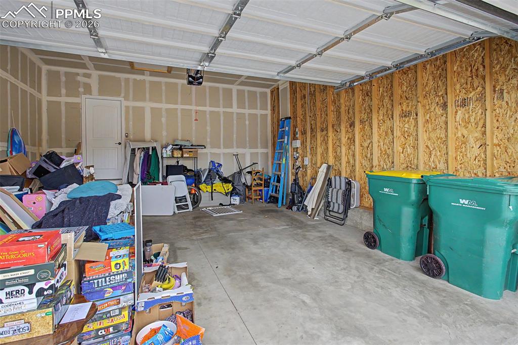 Image 39 of 45: Garage