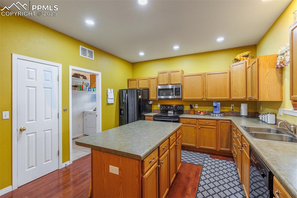 Image 10 of 32: Kitchen