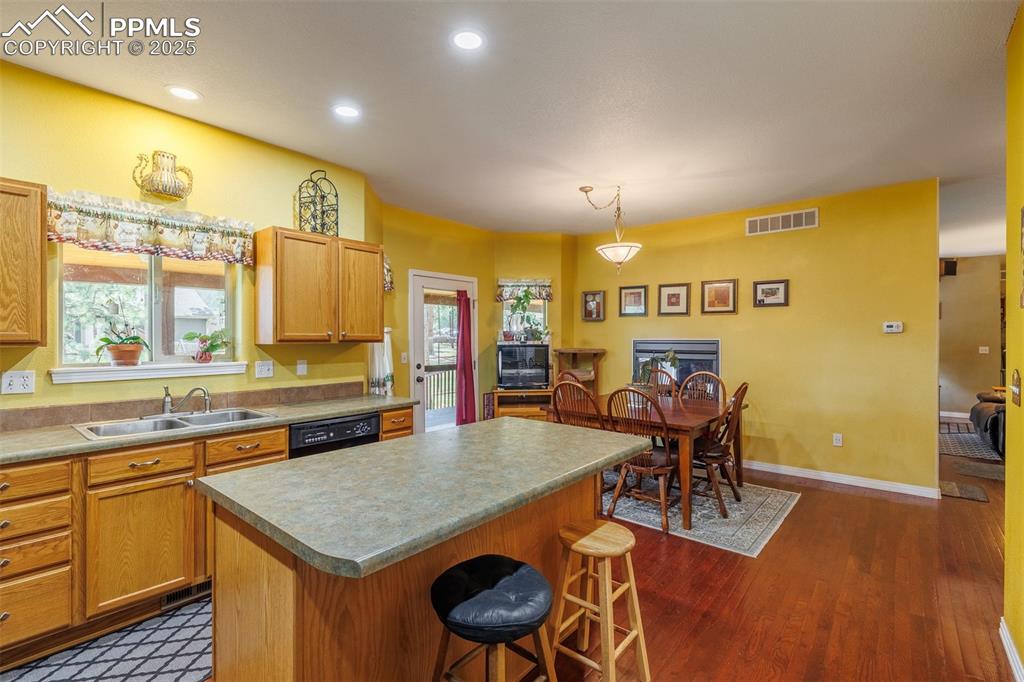 Image 11 of 32: Kitchen