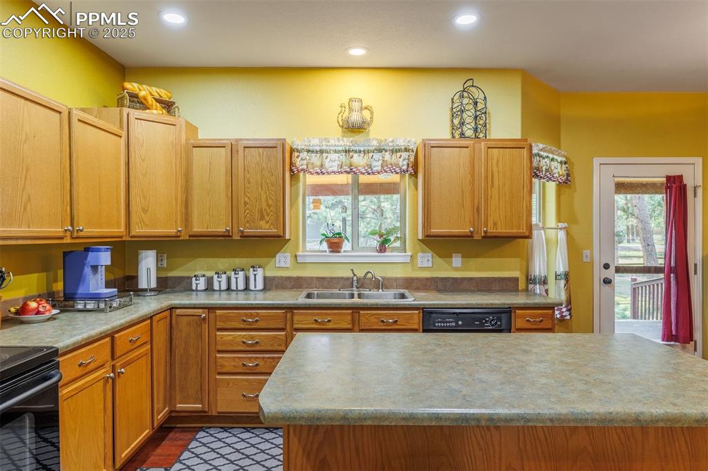 Image 12 of 32: Kitchen