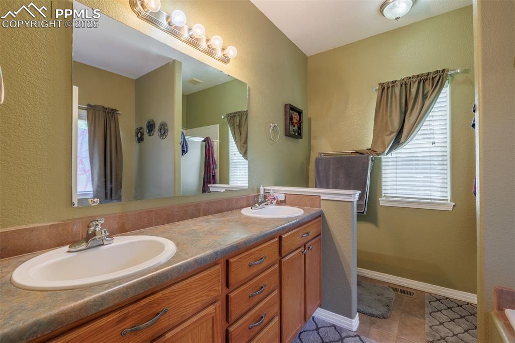 Image 14 of 32: Bathroom