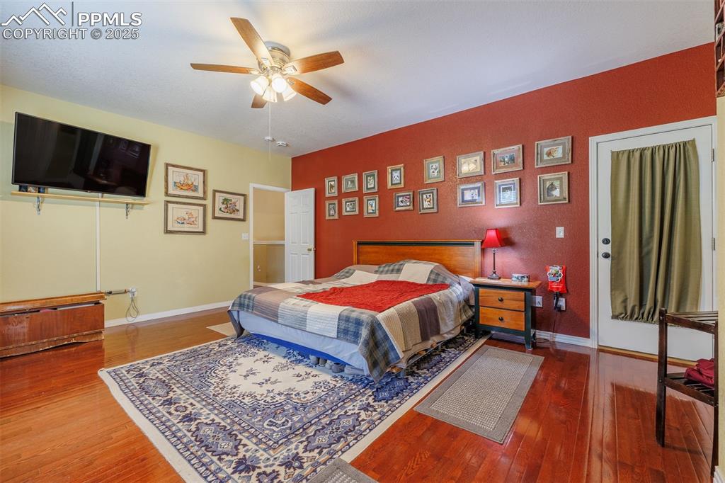 Image 15 of 32: Bedroom