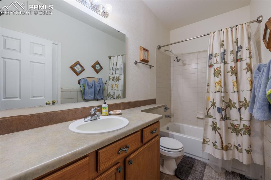 Image 18 of 32: Bathroom