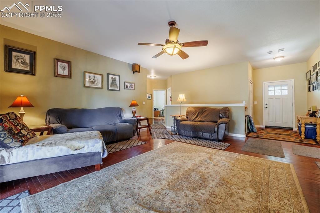 Image 6 of 32: Living Room