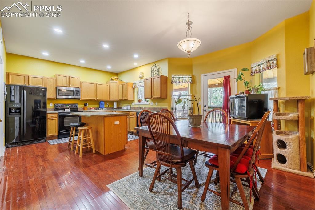 Image 8 of 32: Dining Area