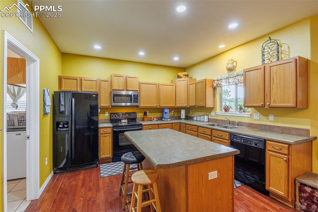 Image 9 of 32: Kitchen