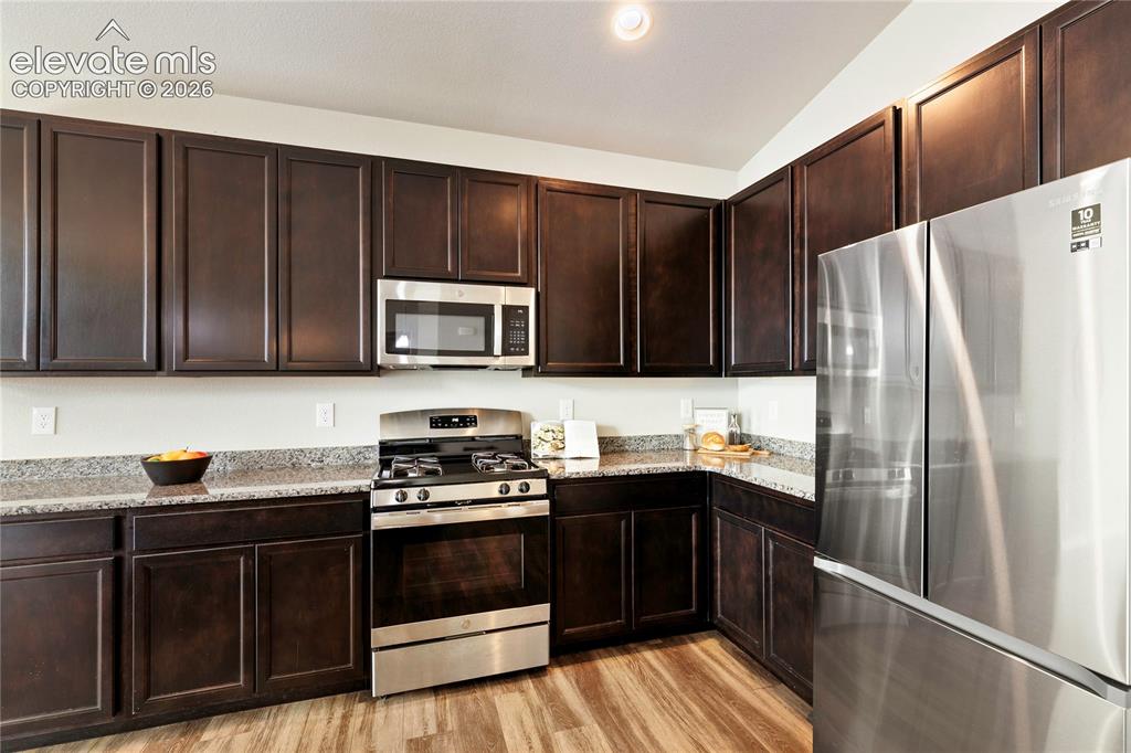 Image 13 of 29: Gas in the kitchen - solid granite countertops as well!