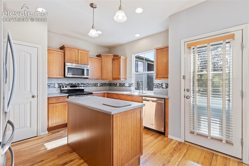 Image 19 of 46: Kitchen