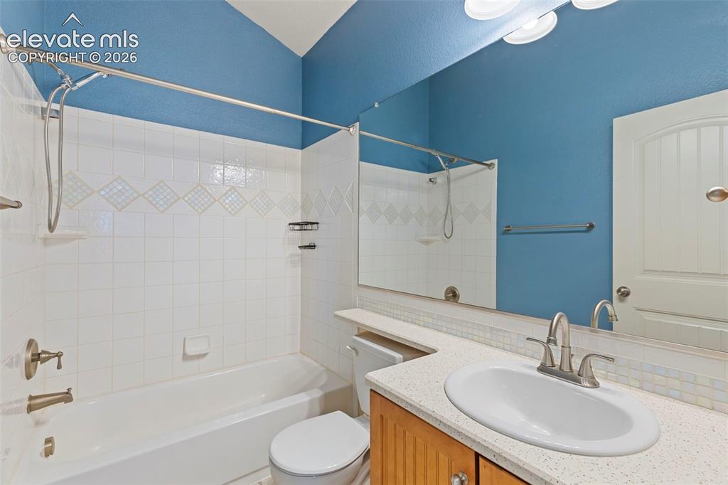 Image 33 of 46: Bathroom