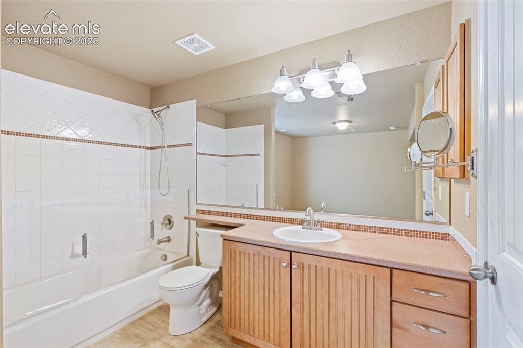 Image 41 of 46: Bathroom