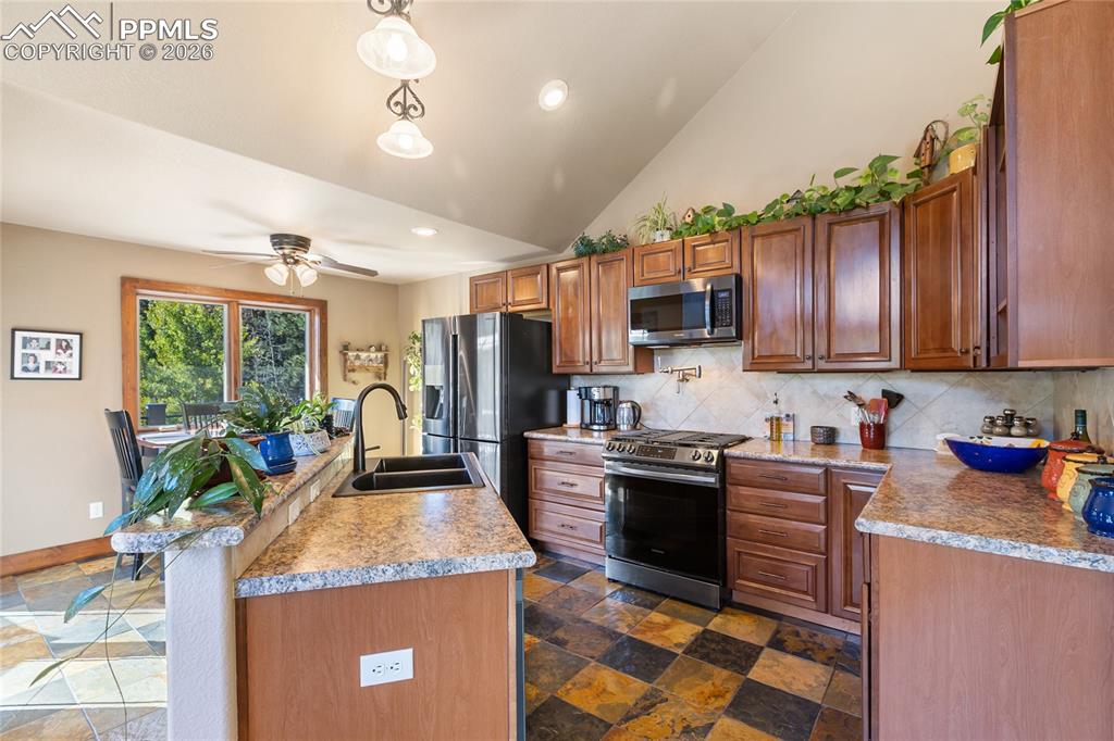 Image 11 of 31: Beautiful kitchen with lots of cabinet space, perfect for entertaining!