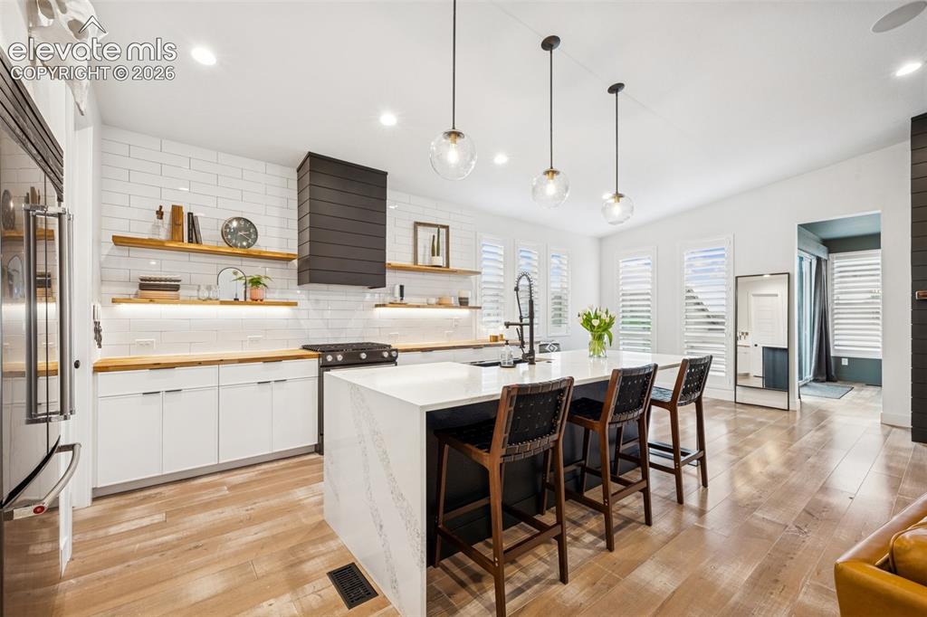 Image 17 of 49: Kitchen