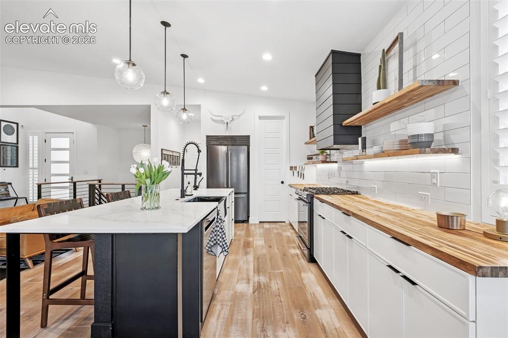 Image 19 of 49: Kitchen