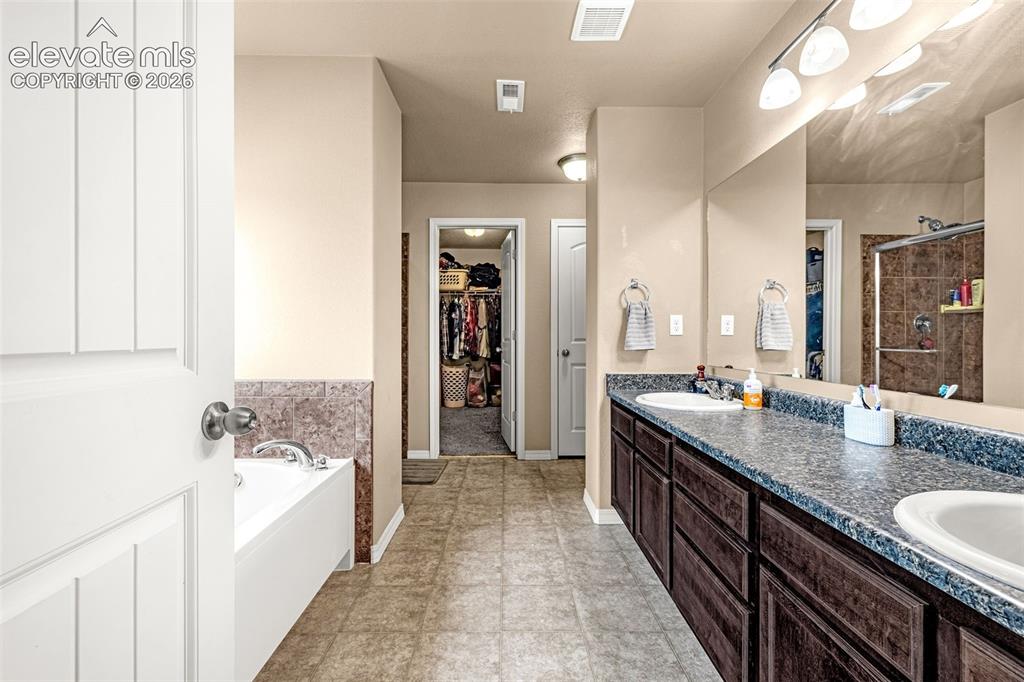 Image 22 of 47: Bathroom
