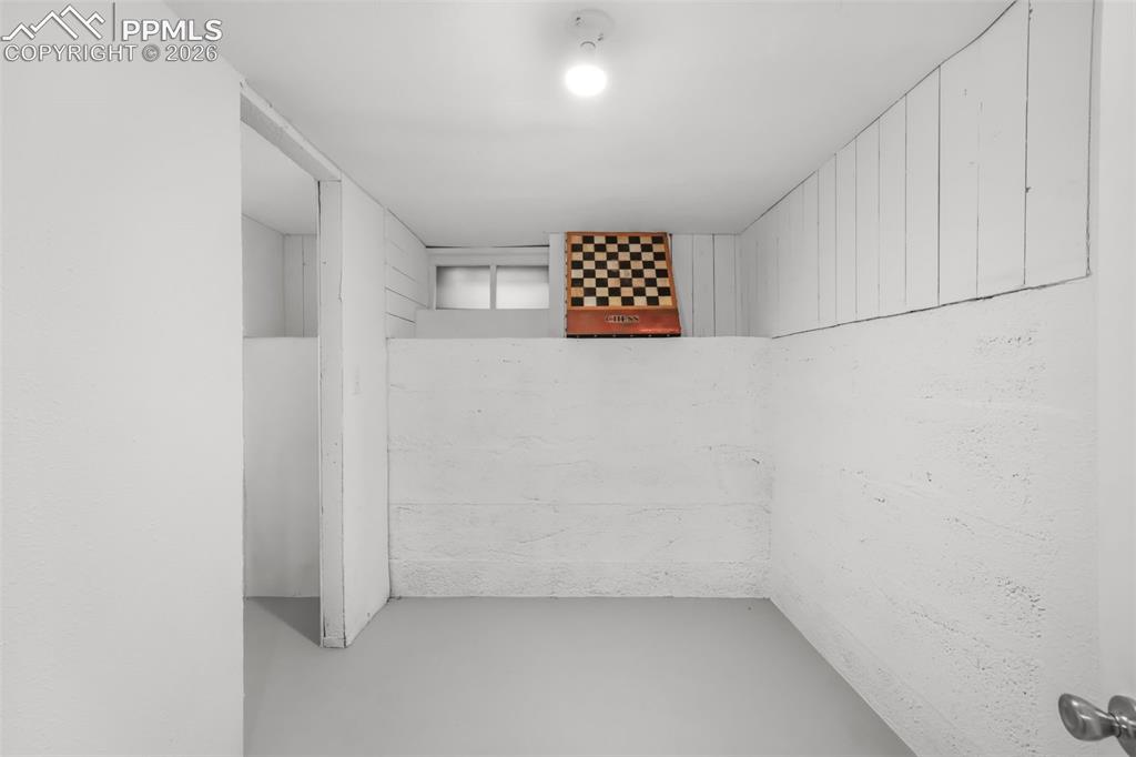 Image 34 of 49: Bedroom