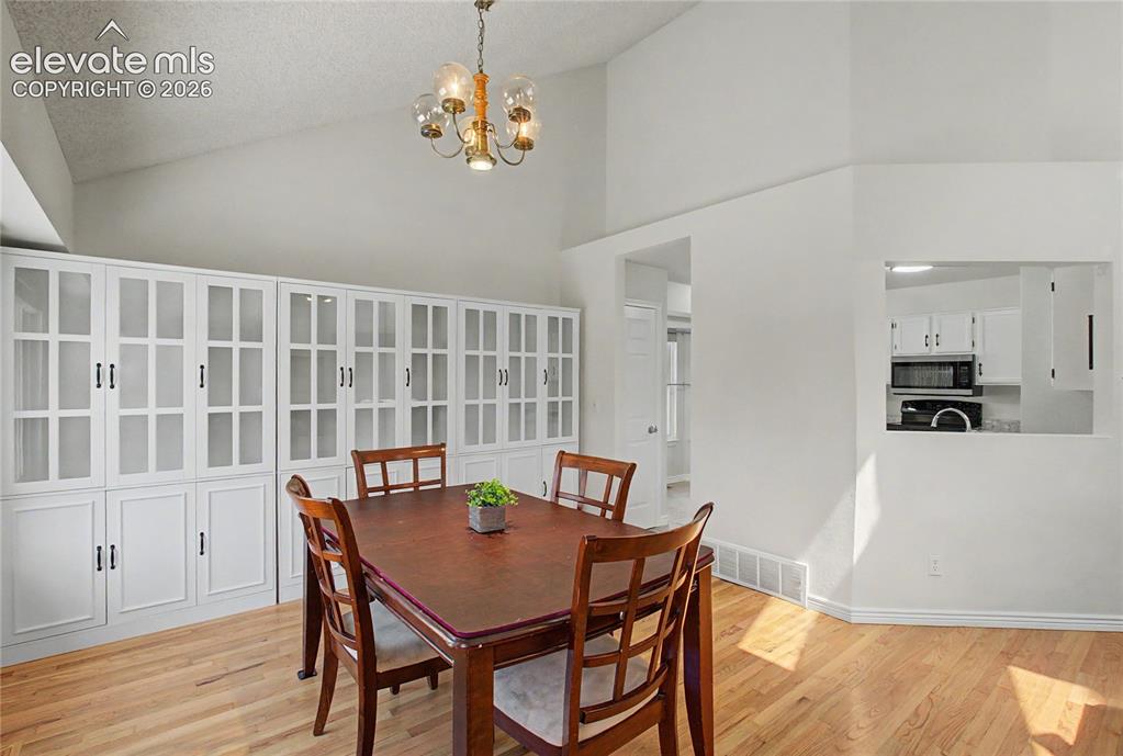 Image 10 of 36: Dining Area