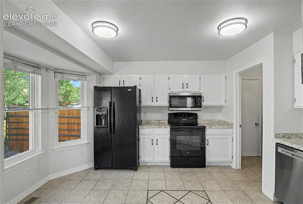 Image 13 of 36: Kitchen