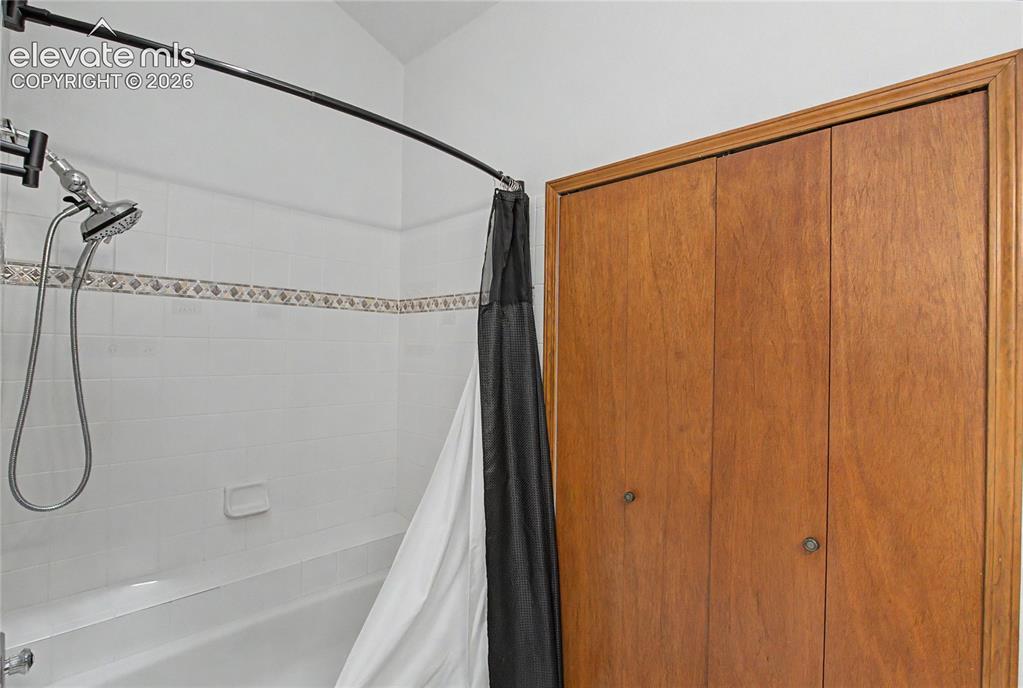 Image 18 of 36: Bathroom