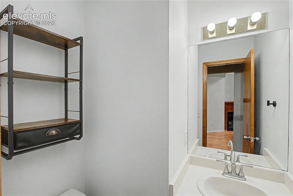 Image 19 of 36: Bathroom