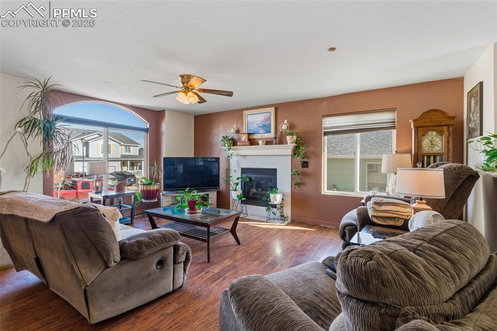 Image 3 of 17: Living Room