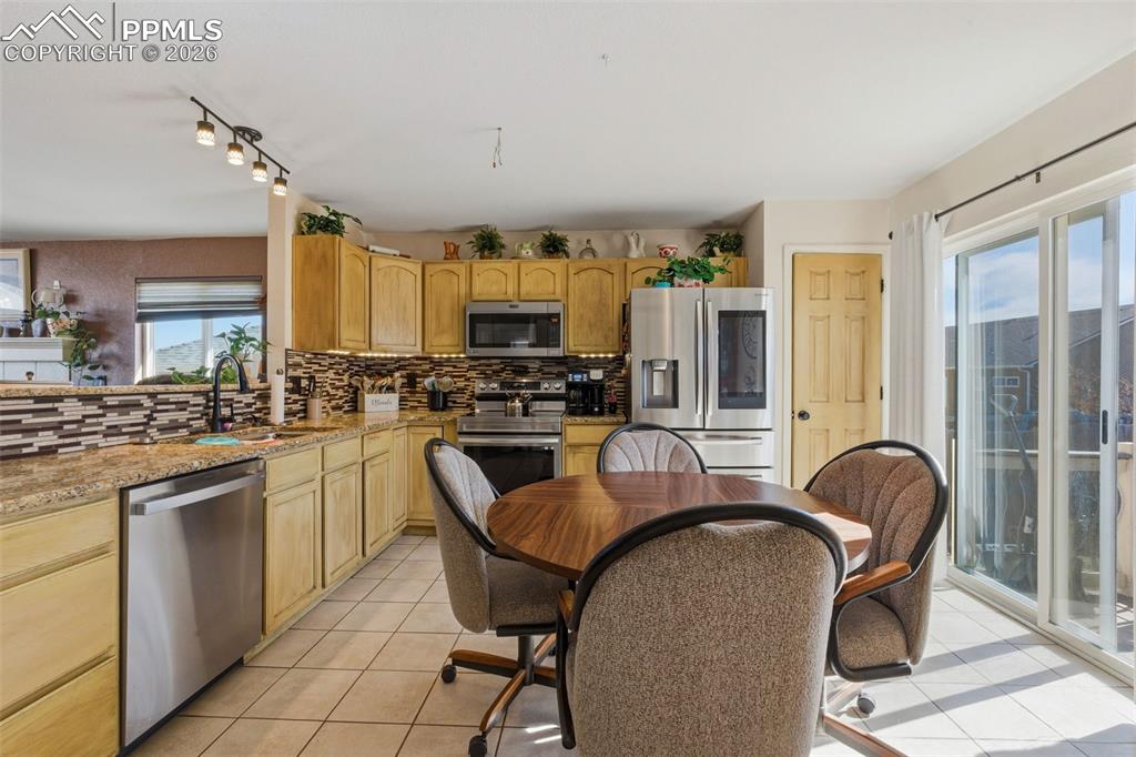 Image 7 of 17: Kitchen