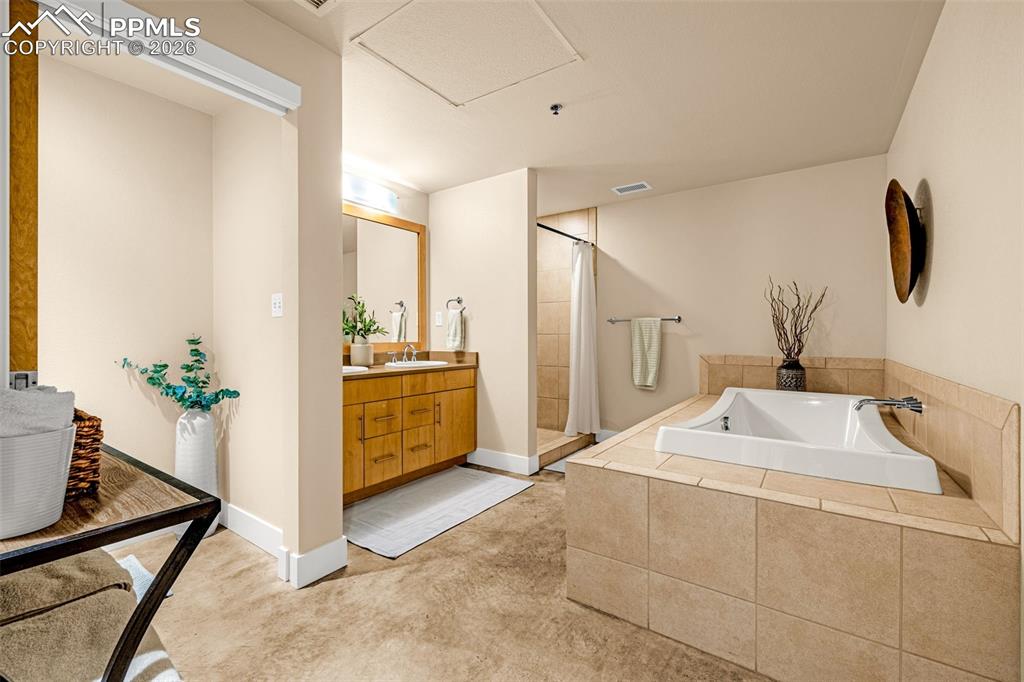 Image 18 of 35: Bathroom