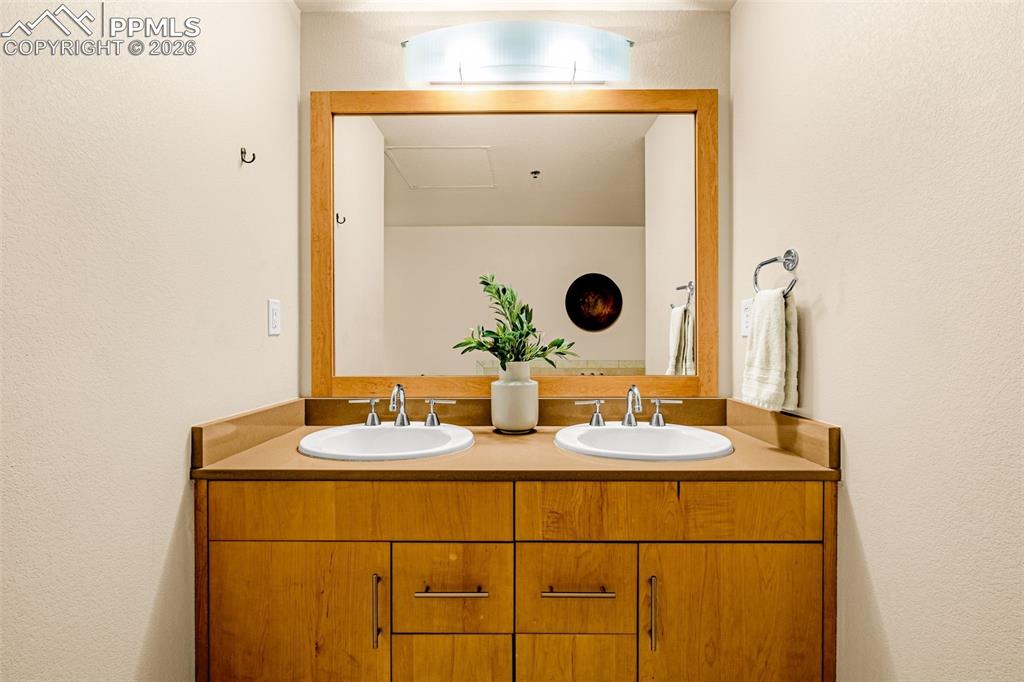 Image 19 of 35: Bathroom