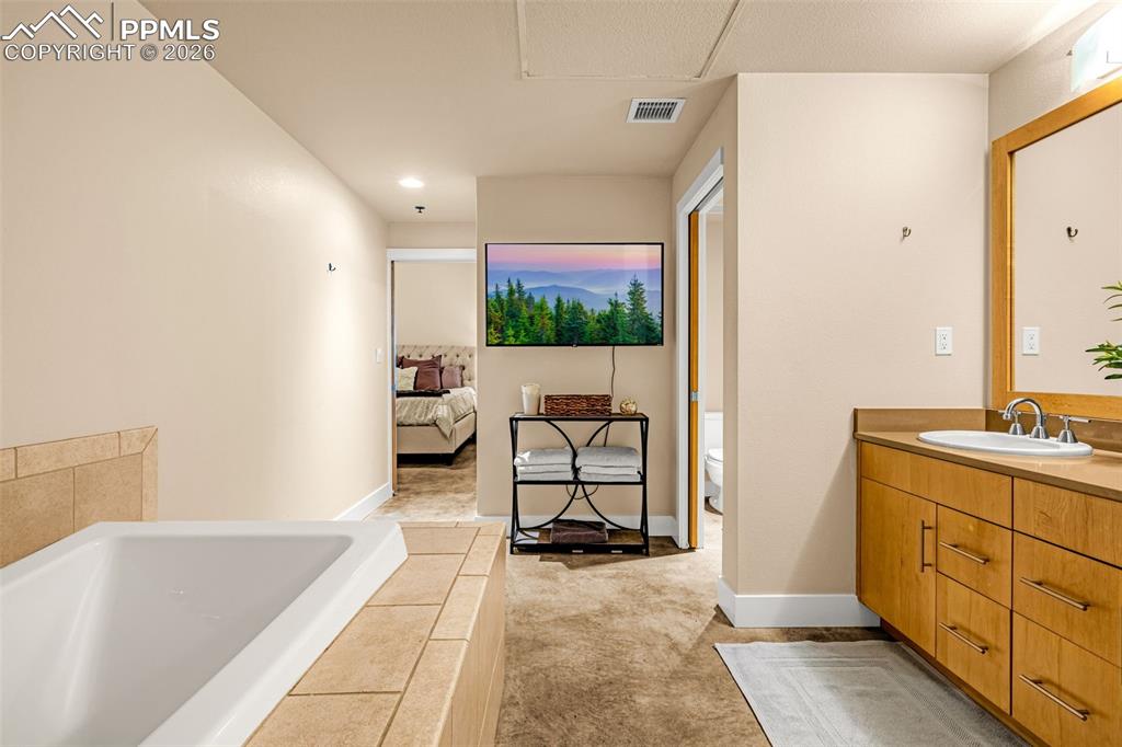 Image 21 of 35: Bathroom