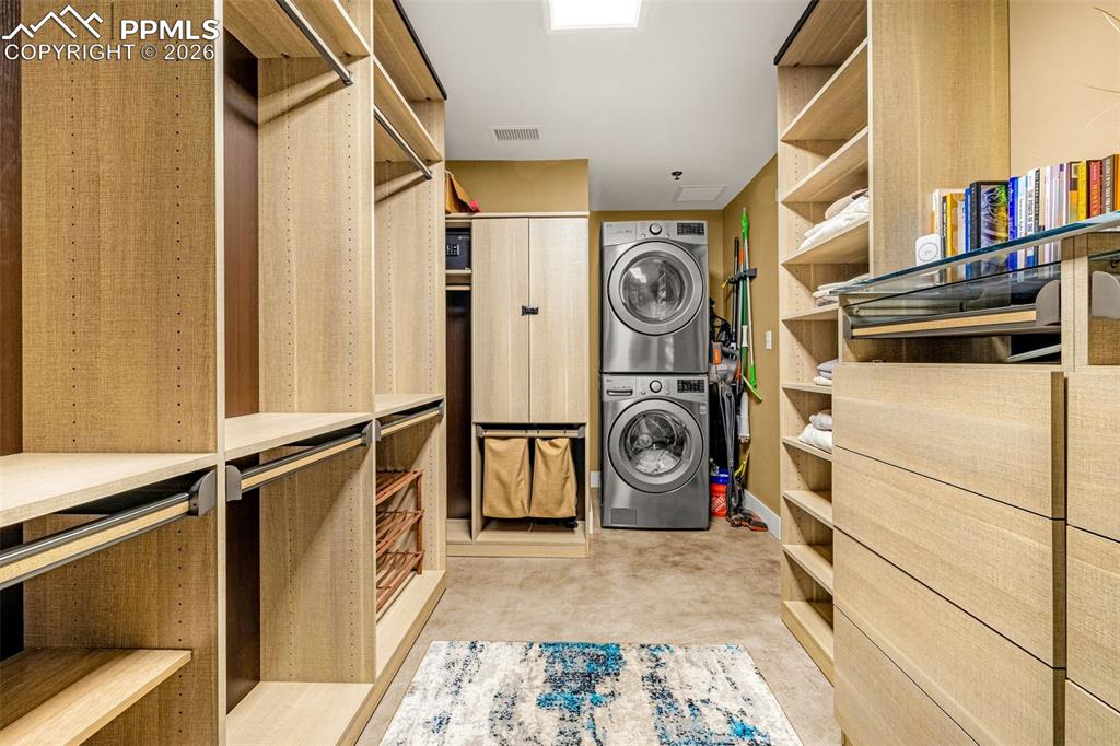 Image 23 of 35: Closet