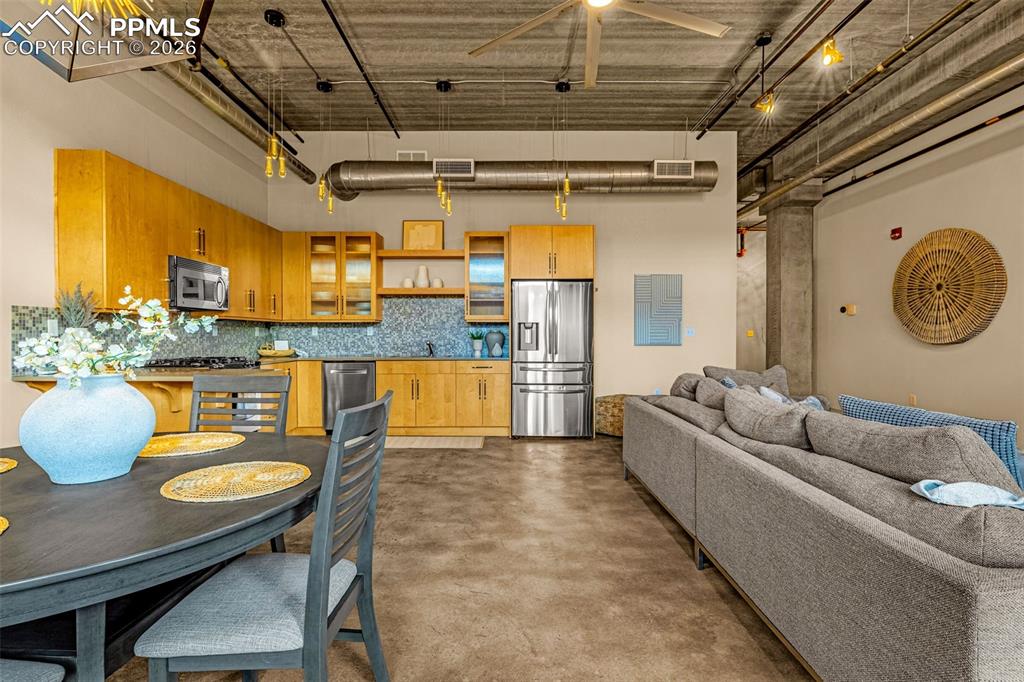 Image 8 of 35: Dining Area