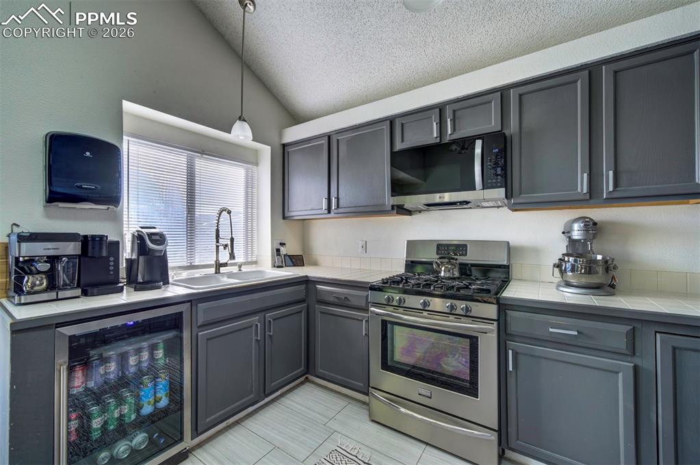 Image 15 of 48: Kitchen