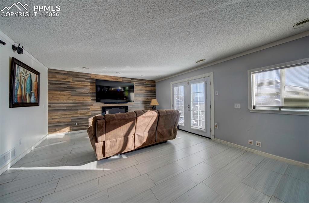 Image 22 of 48: Living Room