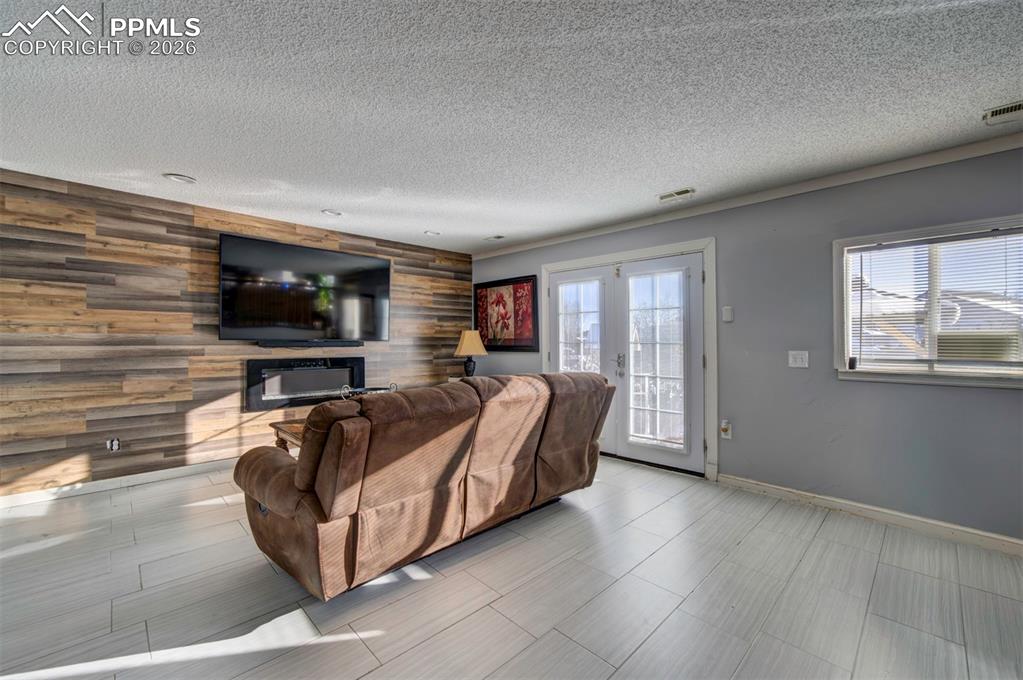 Image 23 of 48: Living Room