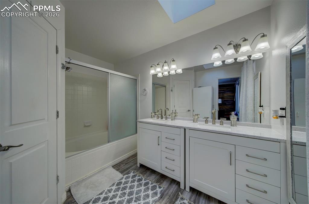 Image 32 of 48: Bathroom