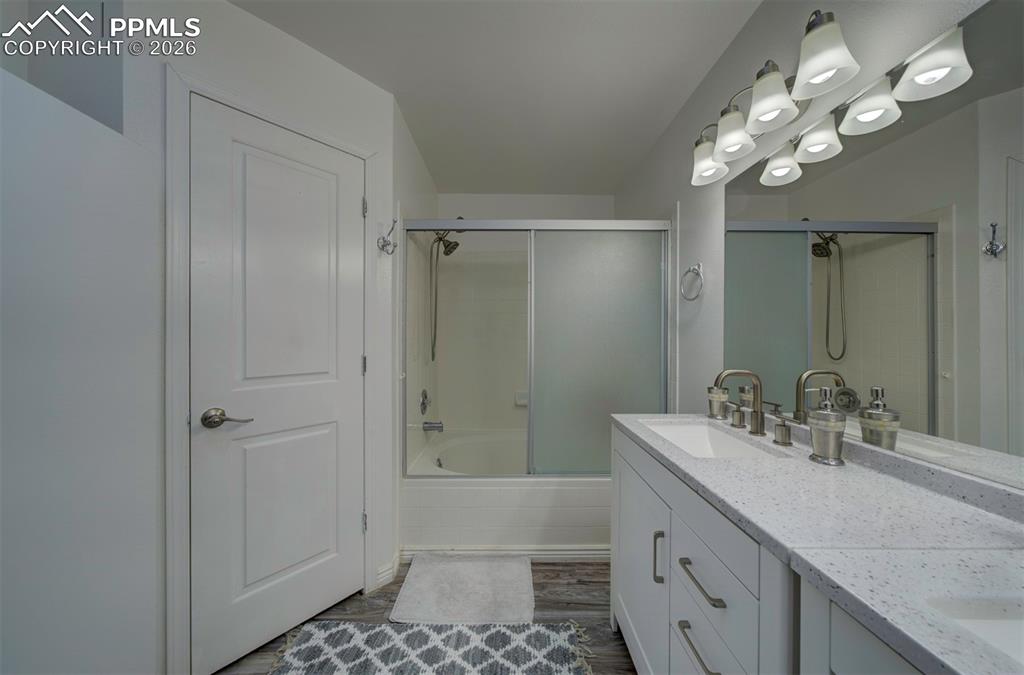 Image 33 of 48: Bathroom