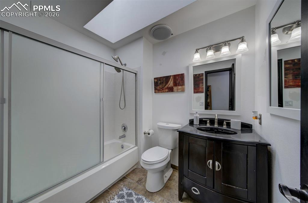 Image 34 of 48: Bathroom