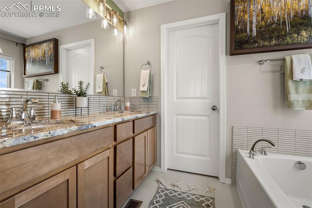 Image 11 of 24: Bathroom